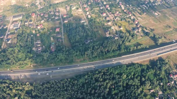 Tráfico en la autopista del país cerca de la aldea de la cabaña - vídeo aéreo — Vídeos de Stock