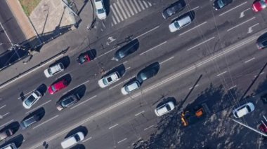 Kentte trafik varken otoyolda araba kazası - yukarıdan aşağıya havadan çekim