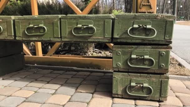 Mesa incomum de caixas de madeira militares para munição viva. — Vídeo de Stock