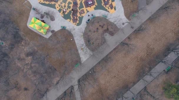Kinderspielplatz nach Quarantäne - viele Kinder spielen auf Schaukeln und Karussells - Draufsicht — Stockvideo