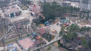 Kharkiv 'deki Gorky Parkı - salıncaklar, atlı karıncalar, dönme dolap ve çocuk parkları - 01 Nisan 2020: Kharkiv, Ukrayna