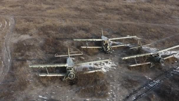 Tres aviones de transporte rotos: aviones de transporte ligero, biplanos en el aeródromo. — Vídeo de stock