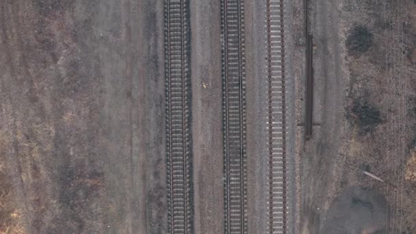 Dikey demiryolu rayları ve pusucular, üst görünüm drone görüntüleri. — Stok video