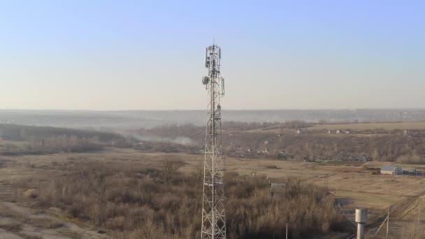 Mobiler Turm mitten auf dem Land außerhalb der Stadt gegen die Skyline — Stockvideo