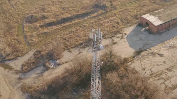 Kırsal bölgedeki mobil kule - hava aracı yörünge görüntüsü — Stok video