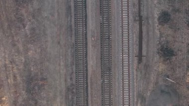 İnsansız Hava Aracı Demiryolu Rayları üzerinde Uçuyor, Üst Görüş - Demiryolu Dikey Hava Görünümü 
