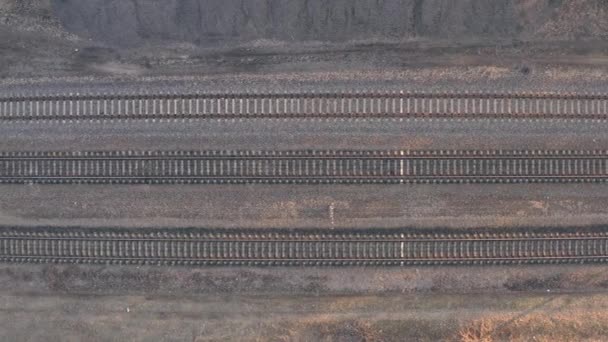 Rail de chemin de fer et traverses, images de drone vue de dessus — Video