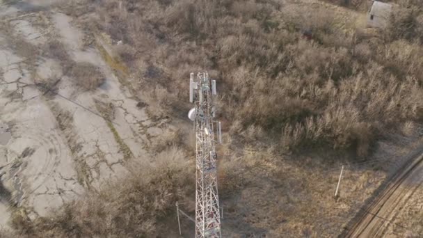 Cep telefonu 5G 'nin mobil kulesi. Hava aracı yörünge görüntüsü. — Stok video