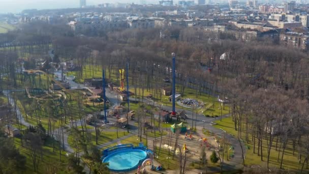 Un parque de atracciones vacío en la ciudad durante un encierro nacional Covid-19 en Kharkiv, Ucrania. — Vídeos de Stock