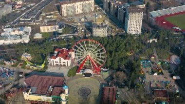 Ulusal Covid-19 kilitlemesi sırasında şehirde dönme dolabı olan boş bir lunapark.