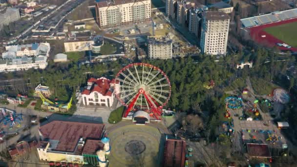 Un parc d'attractions vide avec une grande roue dans la ville lors d'un verrouillage national Covid-19 — Video