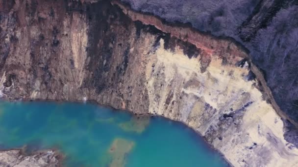 Cudowne lazurowe jezioro z błękitną wodą w kamieniołomie gliny naturalnego kanionu — Wideo stockowe