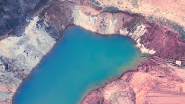 Lac avec de l'eau bleue dans une carrière d'argile sablonneuse - les nuages se reflètent dans l'eau - prise de vue aérienne — Video