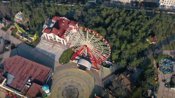 Panorama aérien de la grande roue dans le parc le matin un jour de printemps — Video