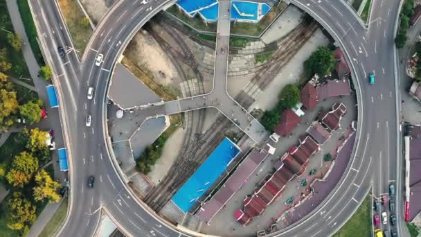 การจราจรบนถนนวงแหวน ภาพถ่ายทางอากาศด้านบน — วีดีโอสต็อก