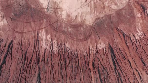 La textura de la cantera con grietas en arcilla, deslizamientos de tierra y hundimiento - el cambio climático en la Tierra — Vídeo de stock