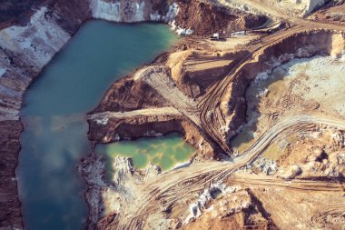 Kumlu bir taş ocağında madencilik.