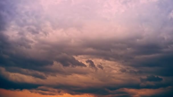 Gün batımından önce sıcak gökyüzü aydınlanmadan önce yüzen bulutlar — Stok video