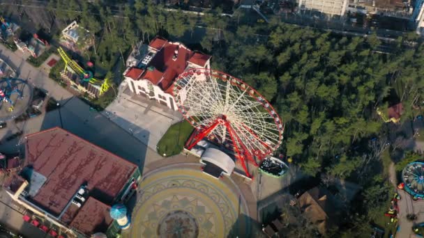 Panorama aéreo da roda gigante no parque pela manhã em um dia de primavera — Vídeo de Stock