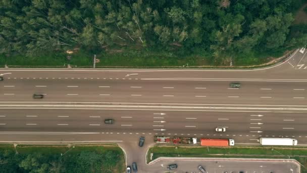 Verkeer op de hogesnelheidsweg met meerdere rijstroken - opname boven het wegdek — Stockvideo