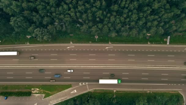 El tráfico de coches y camiones en la autopista en el día de verano - tiro en el techo. — Vídeo de stock