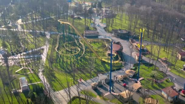 Keine Menschen im Vergnügungspark in der Stadt während der landesweiten Covid-19-Sperrung, Charkiw, Ukraine. — Stockvideo