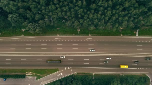 Provoz osobních a nákladních automobilů na hlavní šestimístné dálnici v letním dni - záběr shora. — Stock video