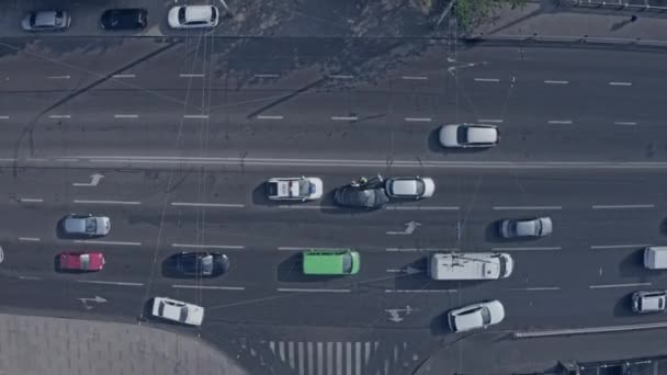 İki arabanın çarpışması. Yakın çekim. Üst görüntü drone görüntüsü. — Stok video