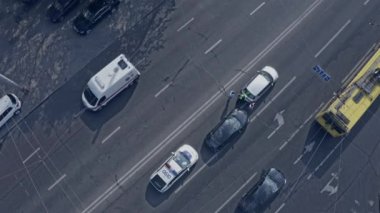 Kazanın şartlarını belirlemek için çok şeritli yola bir polis arabası geliyor..