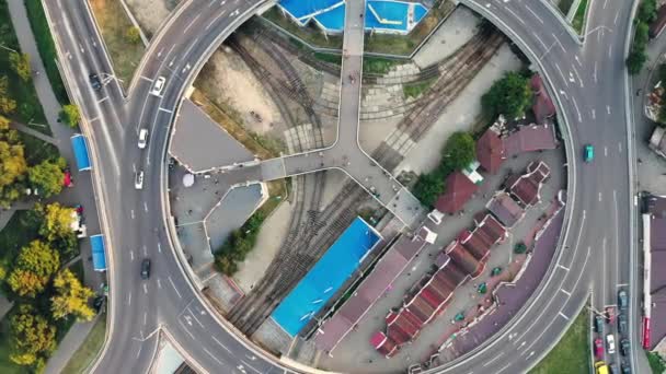Körforgalom a városi autópályán - felülnézeti drónfelvétel. — Stock videók