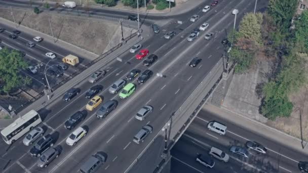 Tráfico y accidentes en la autopista de seis carriles de dos niveles - tiro aéreo. — Vídeo de stock