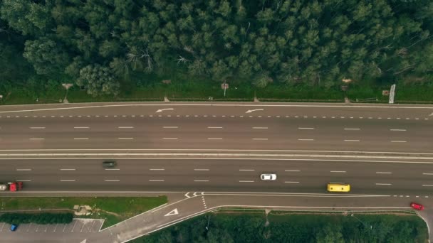 Verkehr von Autos und LKWs auf der dreispurigen Landstraße im Sommertag - Kopfschuss. — Stockvideo