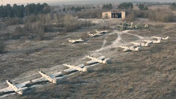 Esquadrão de aeronaves militares abandonadas - caças. — Vídeo de Stock