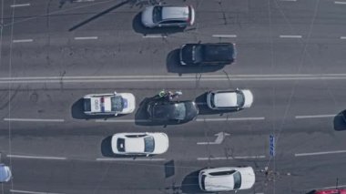 Polis memurları kanıt topluyor ve idari ihlalle ilgili bir rapor hazırlıyorlar.