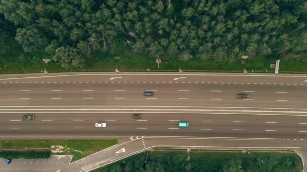 Tráfego de carros e caminhões na estrada principal de seis pistas no dia de verão - tiro vista superior. — Vídeo de Stock