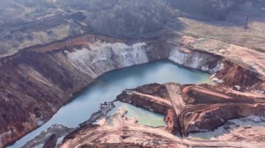Madencilik sırasında ortaya çıkan bir taş ocağındaki mavi göl, çok yüksek bir yerden havadan ateş edilmiş.