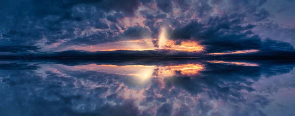 夕阳西下神秘夜空的对称全景 — 图库照片