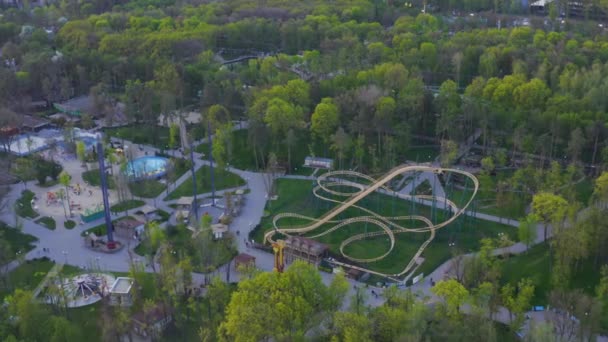 Gorky Park en Kharkiv, Ucrania - Establecimiento de tiro en una cálida noche de primavera - tiro aéreo Drone — Vídeos de Stock