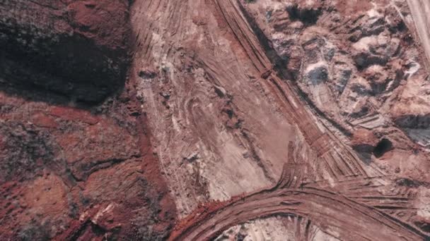 La surface de la carrière près des mines d'argile rouge avec le lac plan d'eau aérien. — Video