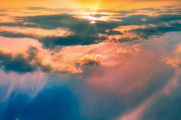塩はピンクとオレンジの雲の上に上昇します-穏やかなおとぎ話の夜明け — ストック写真