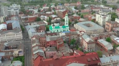 Bakır kubbeli ve şehir merkezinde yeşil çatılı tapınak, Kharkiv, Ukrayna