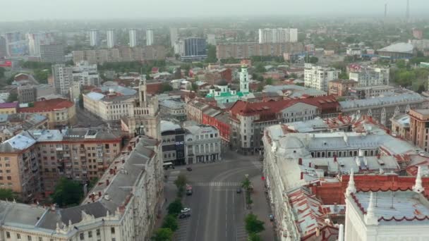 Zicht op het Constitutieplein in Kharkiv. Ochtend luchtfoto op een lentedag. — Stockvideo