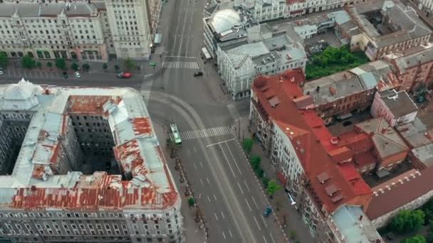 Plaza de la Constitución en Kharkiv - Disparo aéreo a primera hora de la mañana con calles vacías. — Vídeos de Stock