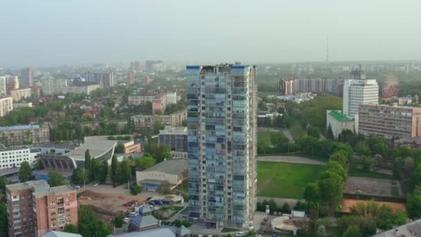 Uma casa de vários andares de altura destacada rodeada por edifícios baixos - vista aérea — Vídeo de Stock