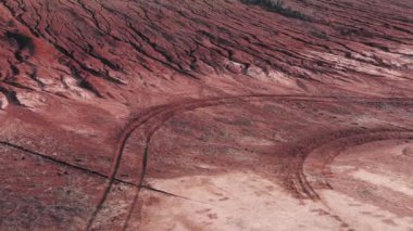 Toprak ocağındaki heyelan eğiminde araba izleri var. Panoramik çekim.