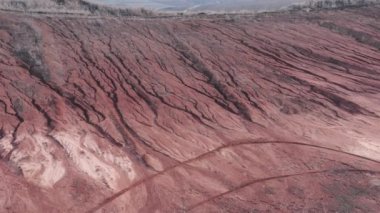 Çatlamış kil ile kil taş ocağı heyelan yamacı