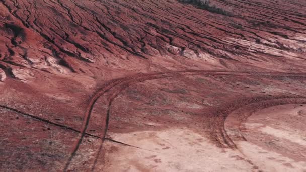 Jejak mobil di lereng tanah longsor di tambang tanah liat - tembakan panorama — Stok Video