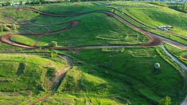 Ралли-трек с движущимся спорткаром среди зеленых холмов — стоковое видео