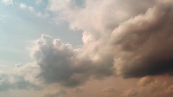 Gökyüzündeki Cumulus bulutlarının hareketi: soğuk ve sıcak bir kombinasyon — Stok video
