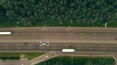 Otobanda takip eden araçlarla trafik: güvenlik nedenlerinden dolayı arabaların hareketlerini takip etmek